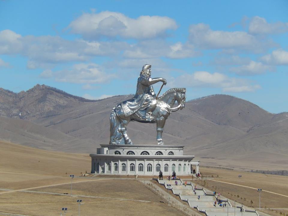 Улан батор граница с россией. Улаангом Монголия достопримечательности. Монголы Улан Батор. Улан Батор памятник культуры. Монголия Улан Батор достопримечательности.