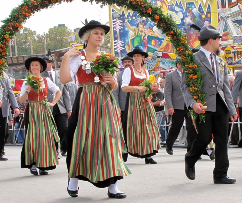 Какой народ в германии. Национальный костюм Австрии национальный костюм Австрии. Национальный костюм Люксембурга. Национальные праздники Австрии. Австрийский национальный праздник.