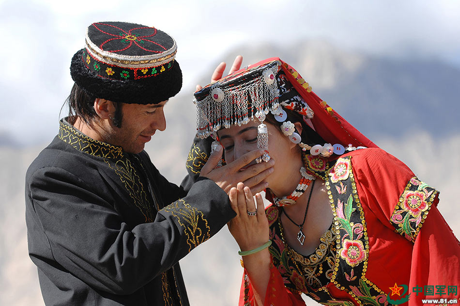 Таджикский муж жена. Ташкурган народа. Таджики Китая. Таджикистан народ. Памирские таджики.