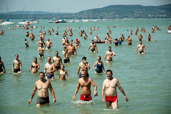 Где купаться в стамбуле. Балатон пляж. Грузия где купаться. Грузия купаться. Венгерское море пляжи.