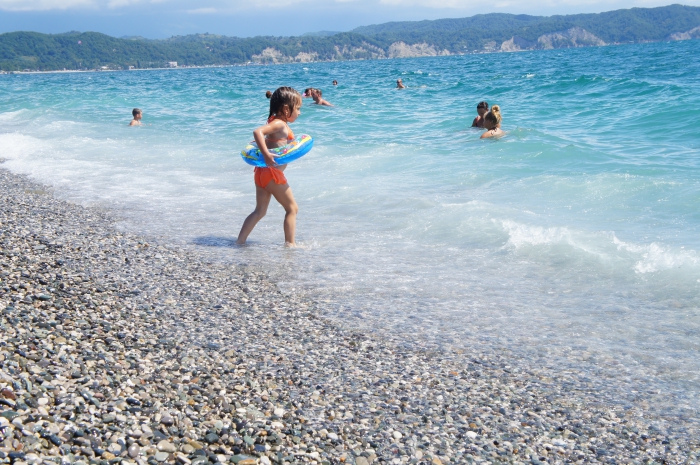 Пляжи абхазии с детьми. Адлер Абхазия. Море и дети Абхазия. Абхазия пляж дети. Пляжи Абхазии с людьми.