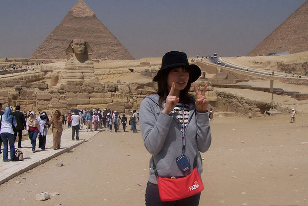 Сколько брать с собой в египет. Туристы Каир пирамиды. Гиза Египет туристы. Исаханова Гиза. Египетские пирамиды с туристами.