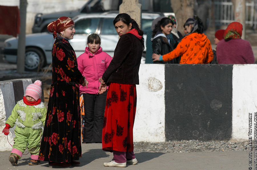 Таджикский улица. Таджички на улицах. Таджикистан люди на улице. Душанбе люди на улице. Таджикистан девушки на улице.