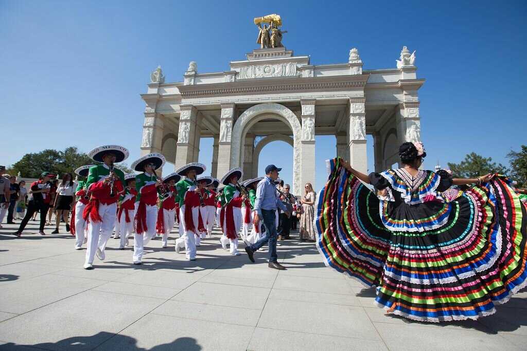 Народ мексики 5 букв. Фестиваль-дель-Мехико Мехико. Мексика традиции. Мексика культура. Мексика достопримечательности.