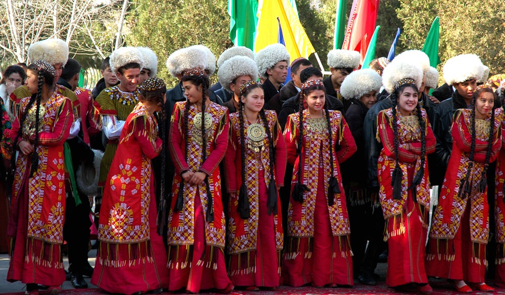 Национальный костюм туркменов. Национальная одежда Туркменистана. Туркменский народный костюм. Туркменка в национальном костюме.