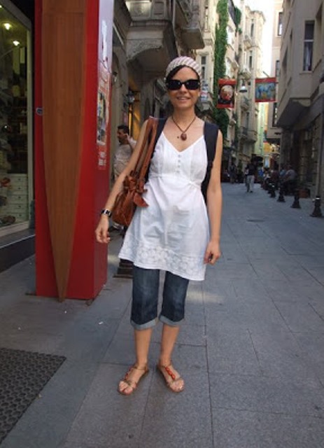 В чем ходить в стамбуле. Мода уличная Турции. Стиль одежды в Турции. Стамбул стиль одежды. Турция одежда для женщин.