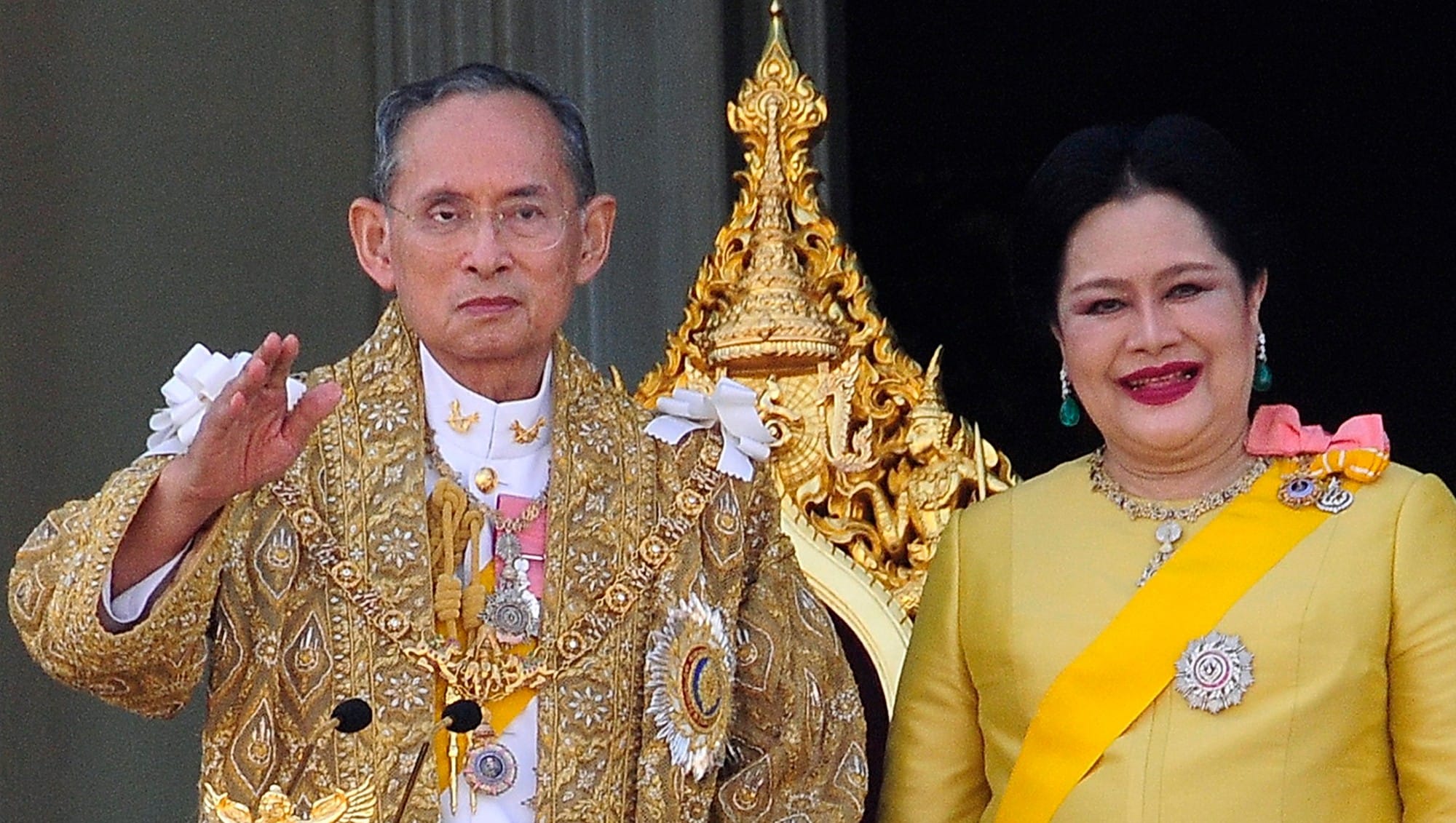 Король тайланда в майке