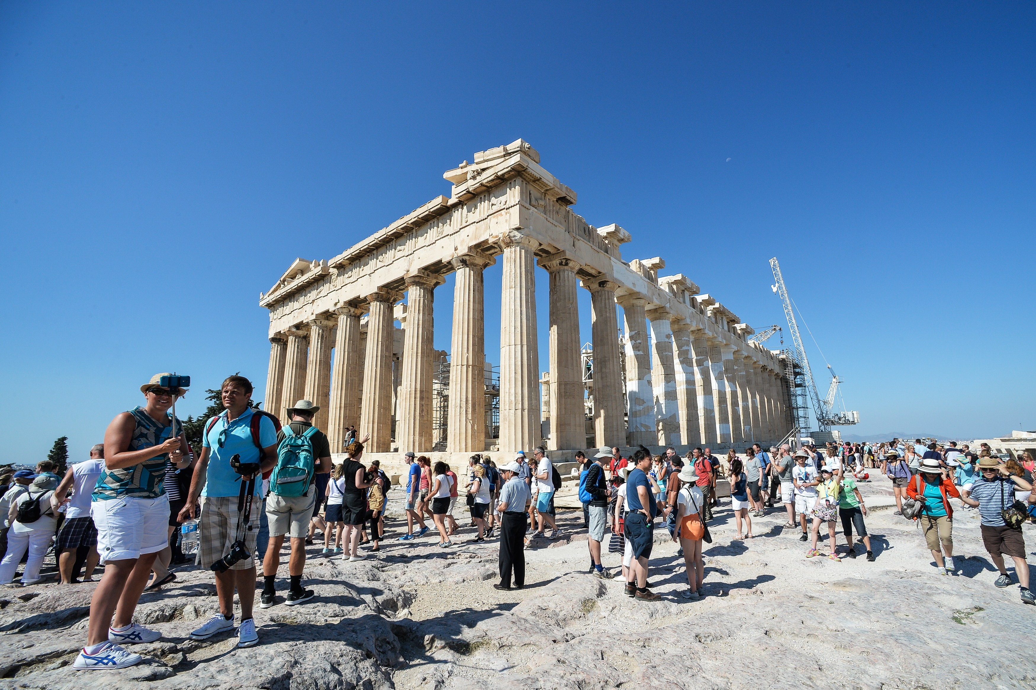 Свободное население греции. Афины достопримечательности Парфенон. Афинский Акрополь и туристы. Парфенон Афины экскурсия. Афинский Акрополь туризм.