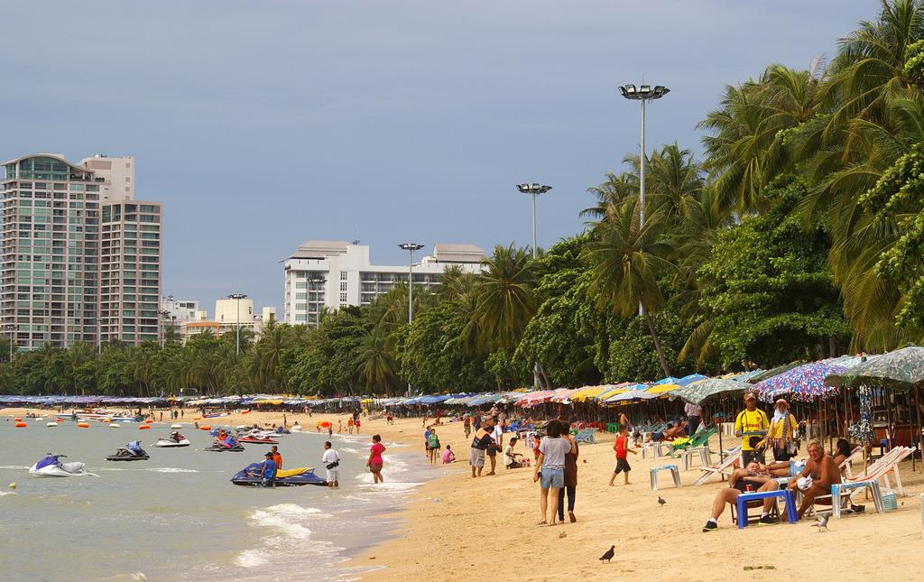 Погода и вода в паттайе. Паттайя в декабре. Пляжи в Паттайе в декабре. Pattaya пляжная улица. Паттайя температура.
