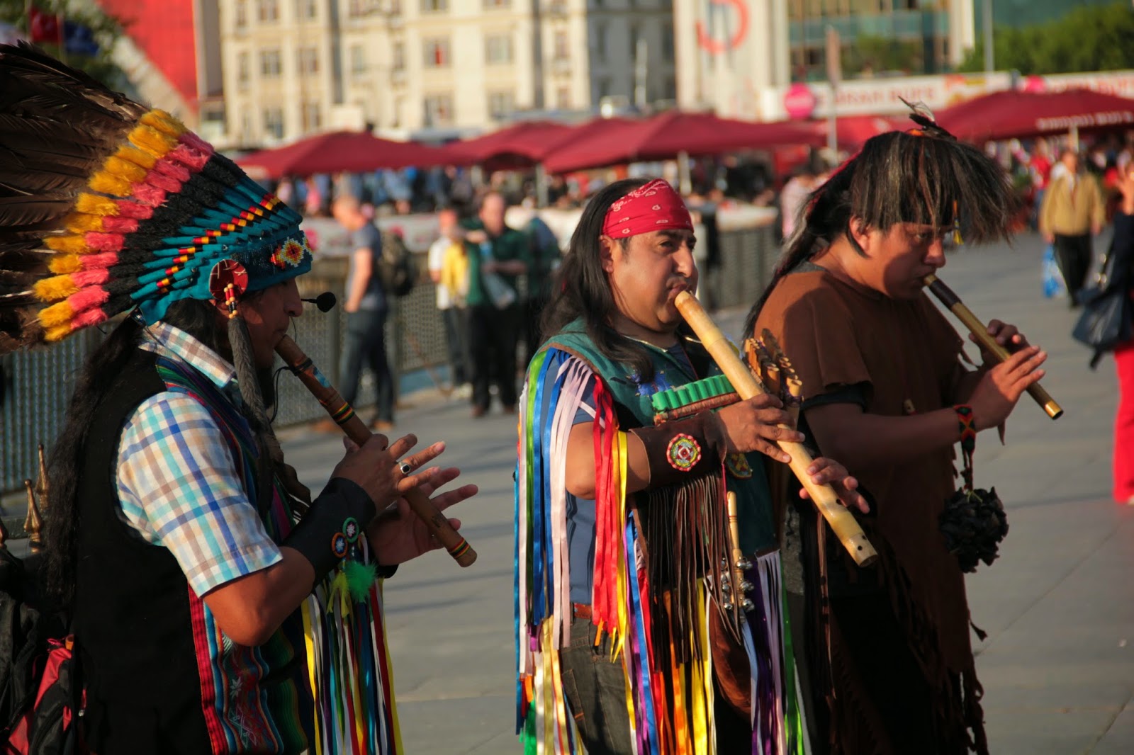 Пестрое население. Индейцы аймара. Эквадор Кито люди. Эквадор Кито жители. Индейцы Кито.